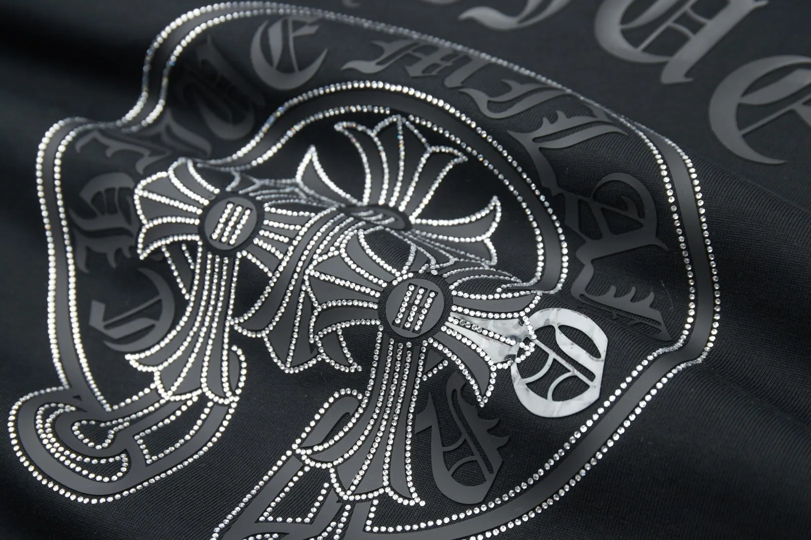 🅿️230 ✨CH✨🆕25SS spring and summer new style Crow Heart ✝ Rack logo leather label hot-drilled short sleeves Light luxury essential item for daily commuting for men and women Correct version Welcome to compare Detailed features · 260 grams of 100% pure cotton double yarn jersey fabric · Custom dyed in the same cylinder, special thickened 32 pieces of double-strand 1X1 thread · Double-needle stitching and cross-stitching technology · Original main mark, washed tag, brand moisture-proof paper packaging Color: white/black/purple/grey Size: S/M/L/XL